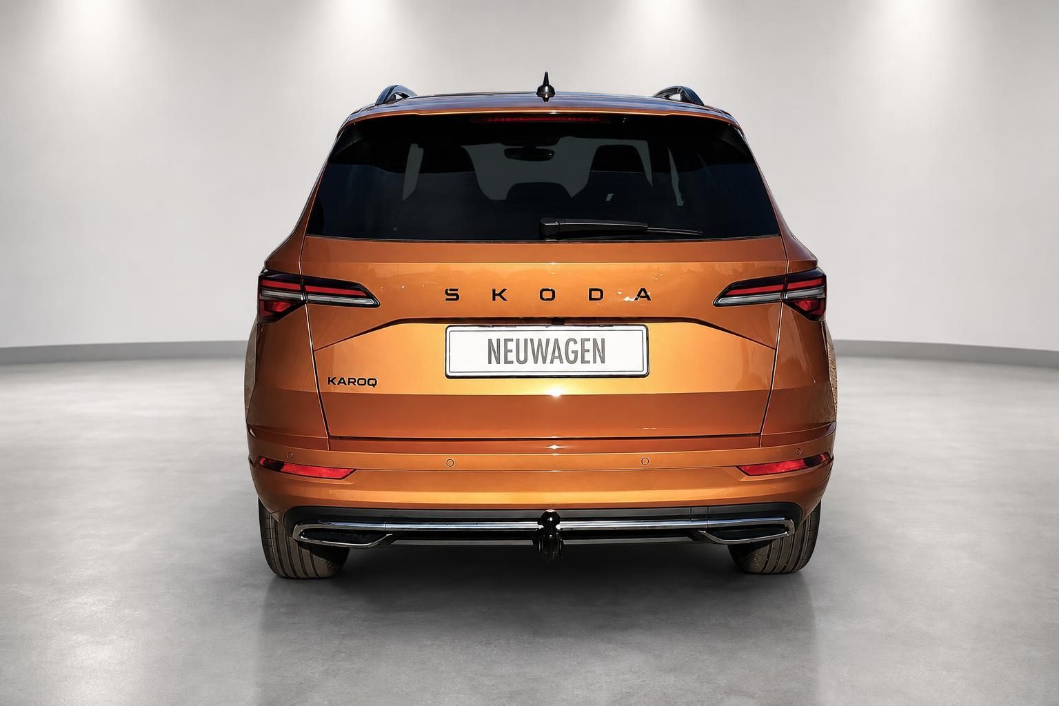 Skoda Karoq orange Heckansicht Studio Neuwagen SUV