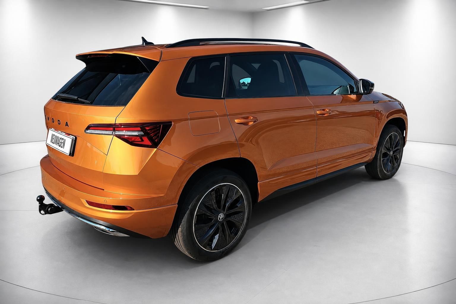 Skoda Karoq orange Seitenansicht hinten SUV Neuwagen