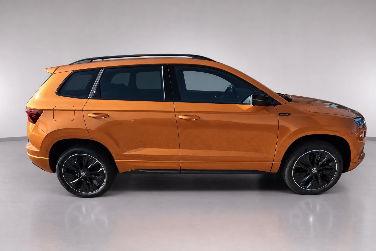 Skoda Karoq orange Seitenansicht SUV Neuwagen Studio