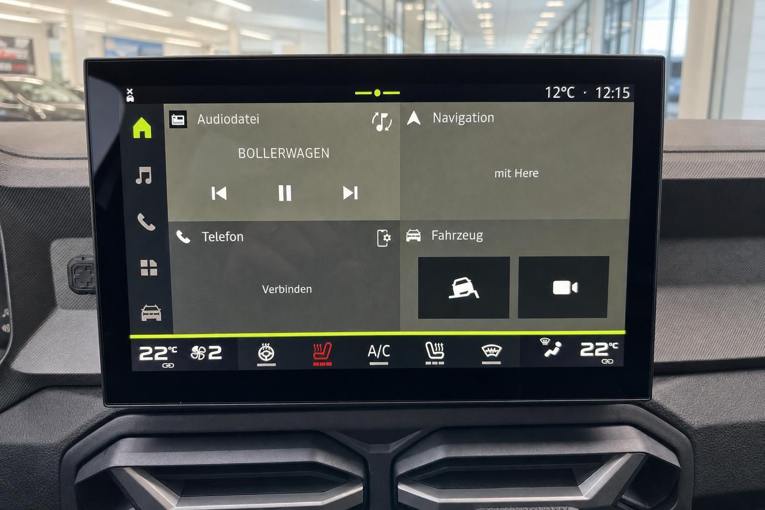 Infotainment-System Display mit Navigationsoberfläche und Klimasteuerung