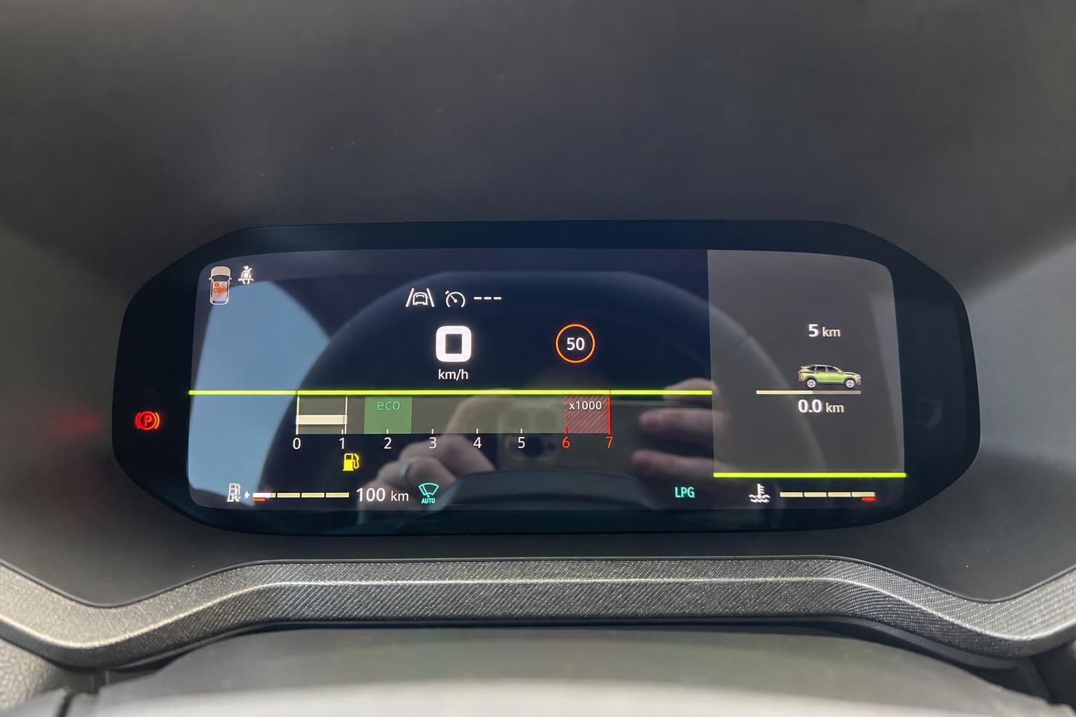 Digitales Kombiinstrument eines modernen Fahrzeugs mit Geschwindigkeitsanzeige und ECO-Modus