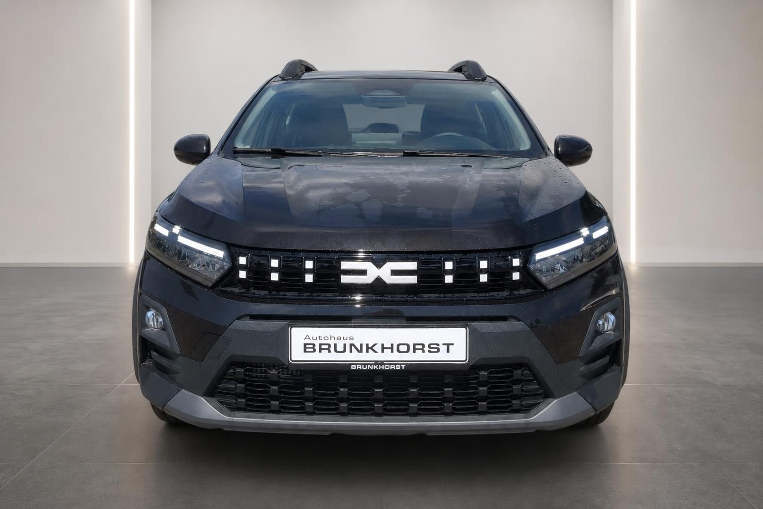 Dacia Sandero Stepway schwarz, Frontansicht mit LED-Scheinwerfern