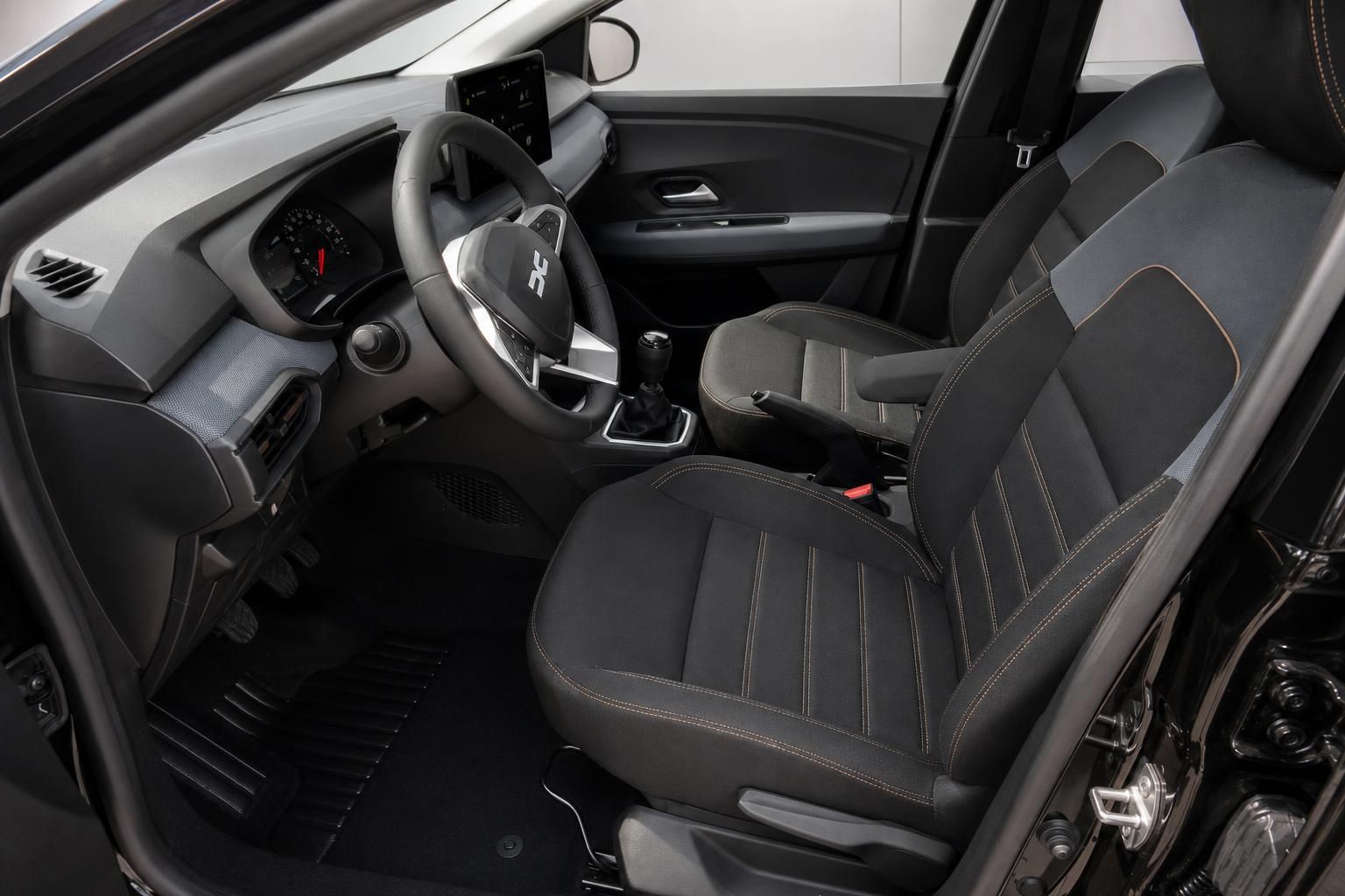 Innenraum Dacia Sandero mit Sportsitzen und Cockpit im Detail