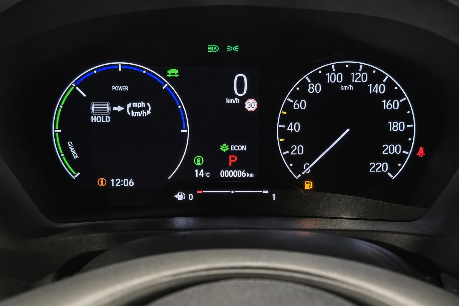 Digitales Kombiinstrument des Honda mit Tacho und Hybrid-Anzeige