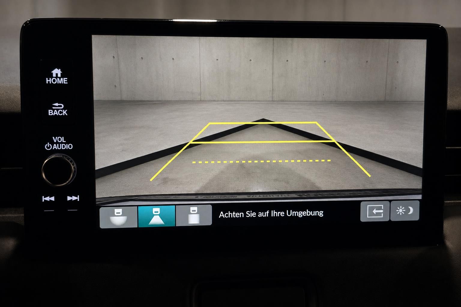 Honda Rückfahrkamera-Ansicht auf dem Touchscreen mit Einparkhilfe-Linien