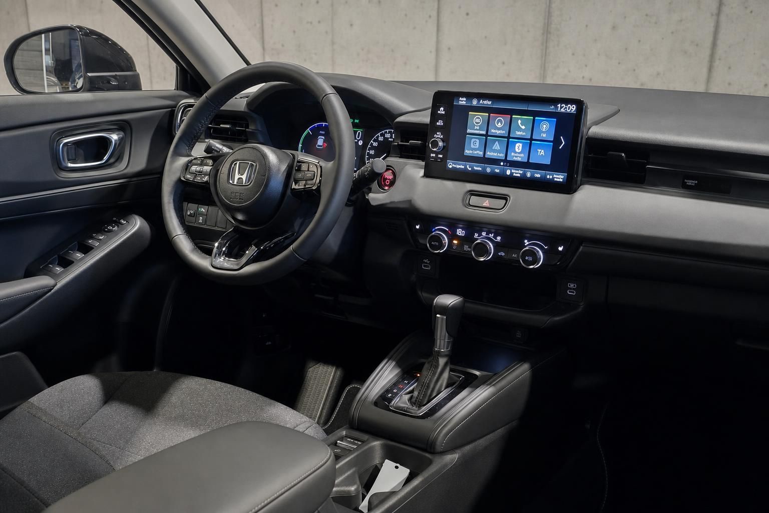 Honda Cockpit mit Lenkrad, Digitaltacho und Touchscreen im Innenraum