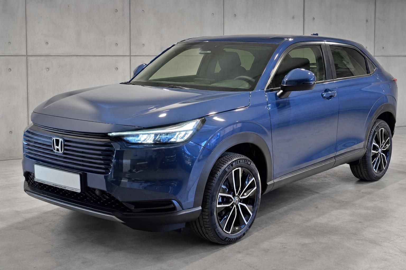Honda HR-V blau, Frontansicht seitlich im Studio