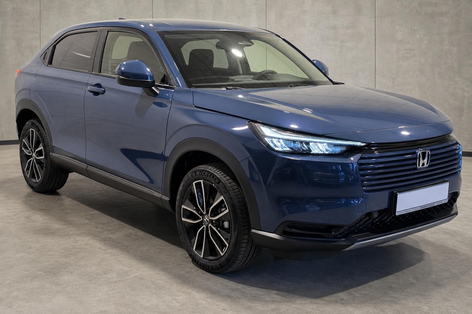 Honda HR-V blau, Frontansicht Nahaufnahme im Studio