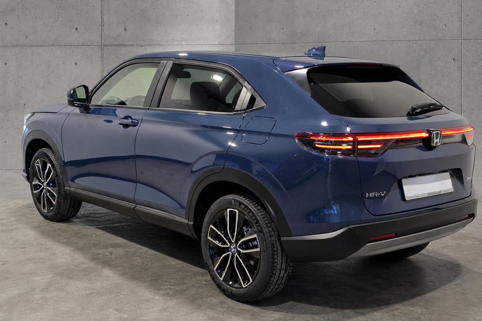 Honda HR-V blau, Heckansicht seitlich im Studio