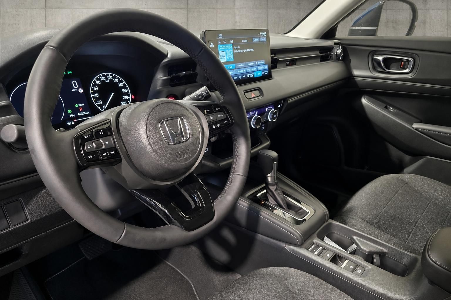 Honda Cockpit mit Lenkrad, Digitaltacho und Touchscreen im Innenraum