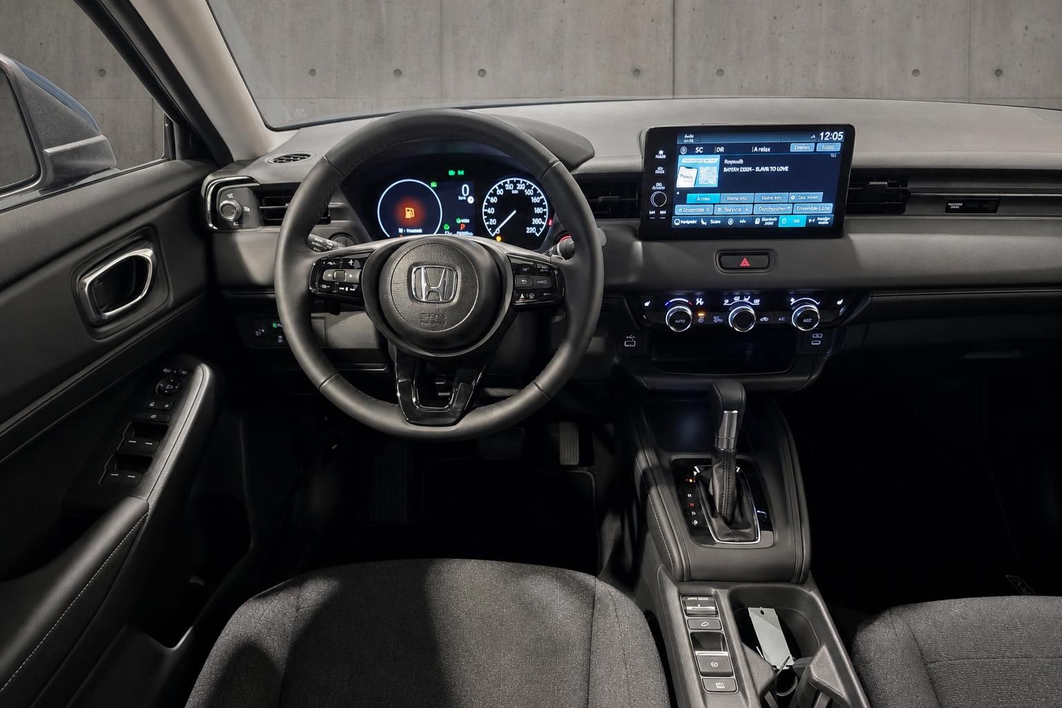 Honda Innenraum mit Lenkrad, Cockpit und Touchscreen