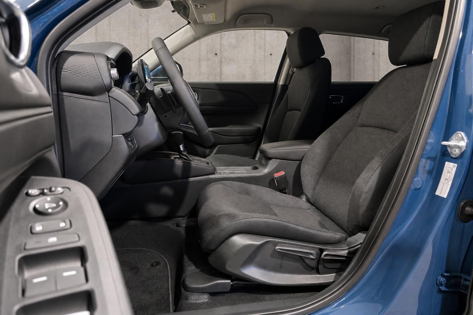 Blauer Honda Vordersitze und Innenraum mit Blick durch geoeffnete Tuer
