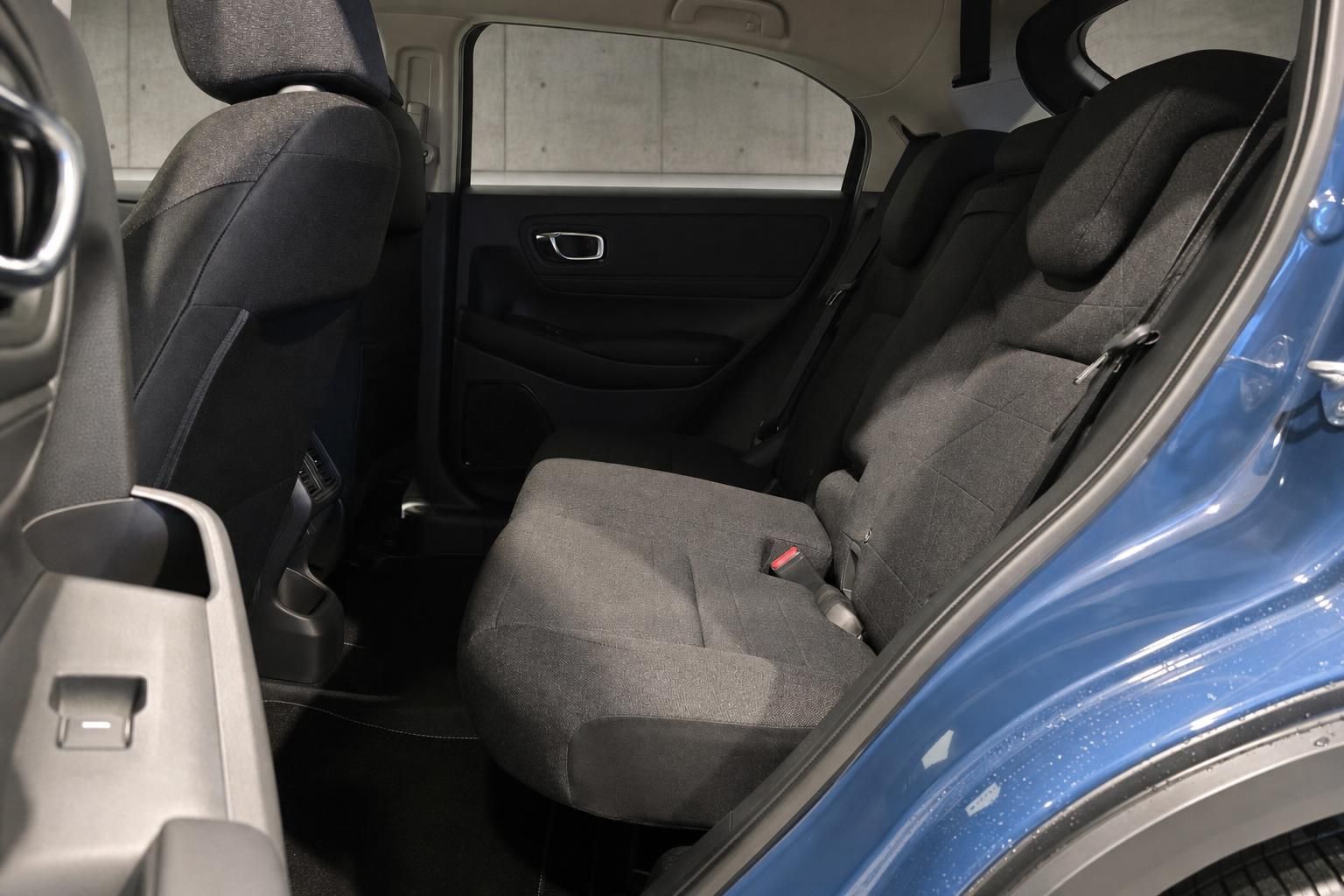 Rueckbank des Honda mit Blick auf Beinfreiheit und Tuerverkleidung