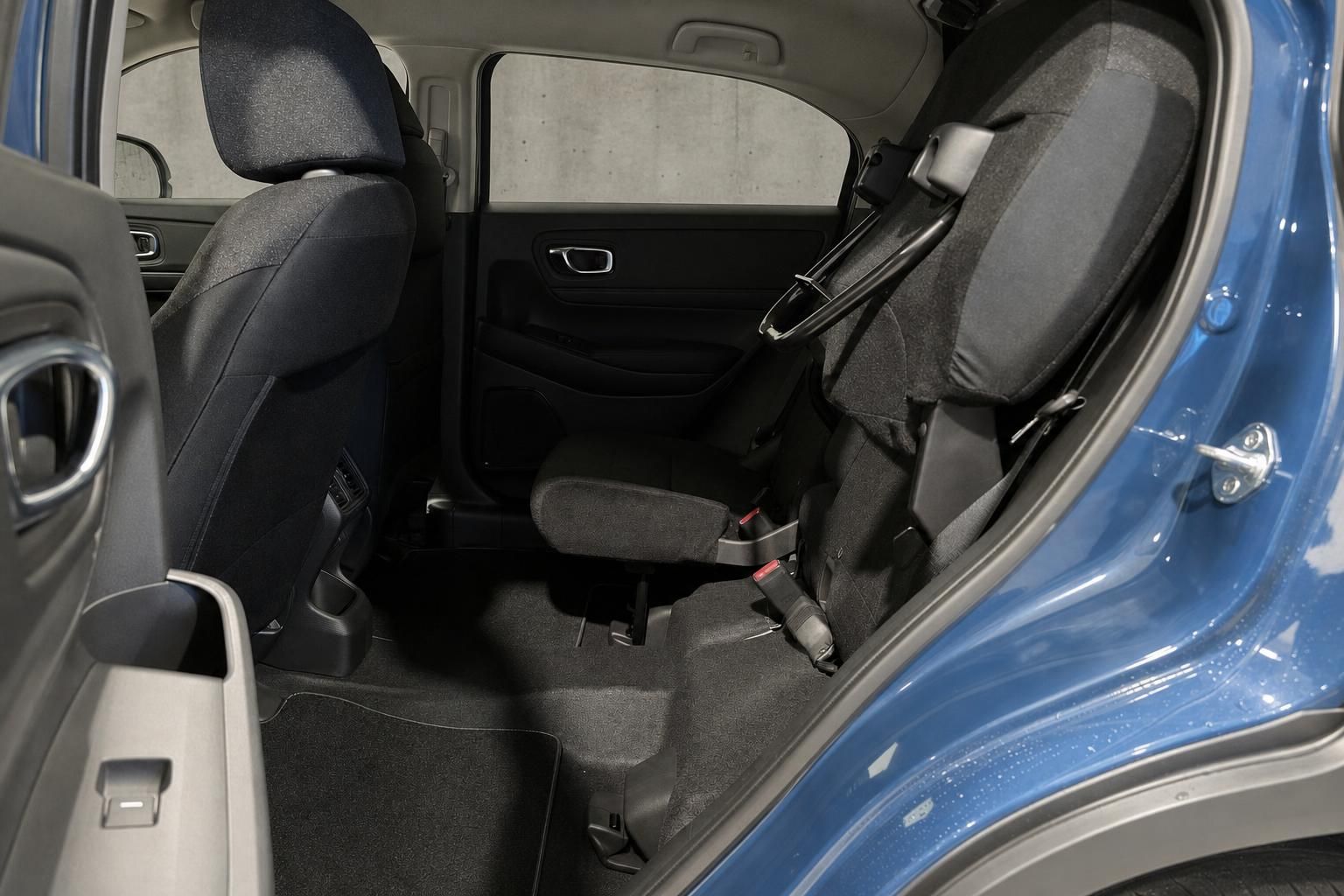 Honda Ruecksitzbank und Fondraum von hinten durch geoeffnete Tuer