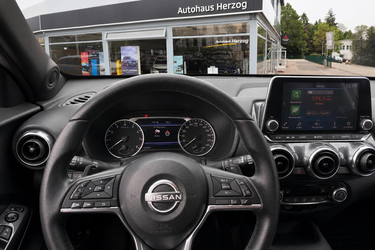 Nissan Cockpit mit Lenkrad, Kombiinstrument und Infotainment-System