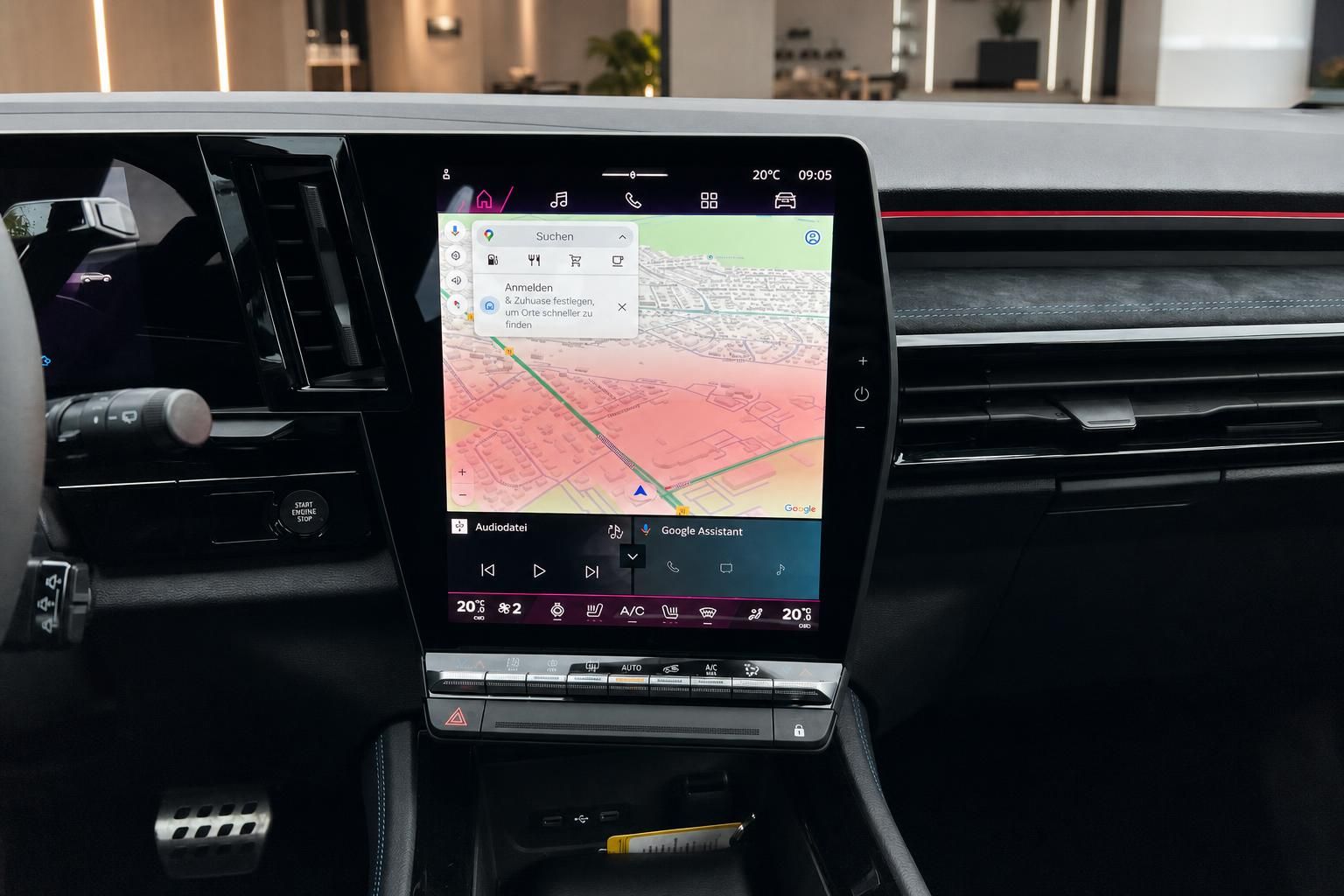 Infotainment-Touchscreen mit Navigationskarte im Fahrzeug