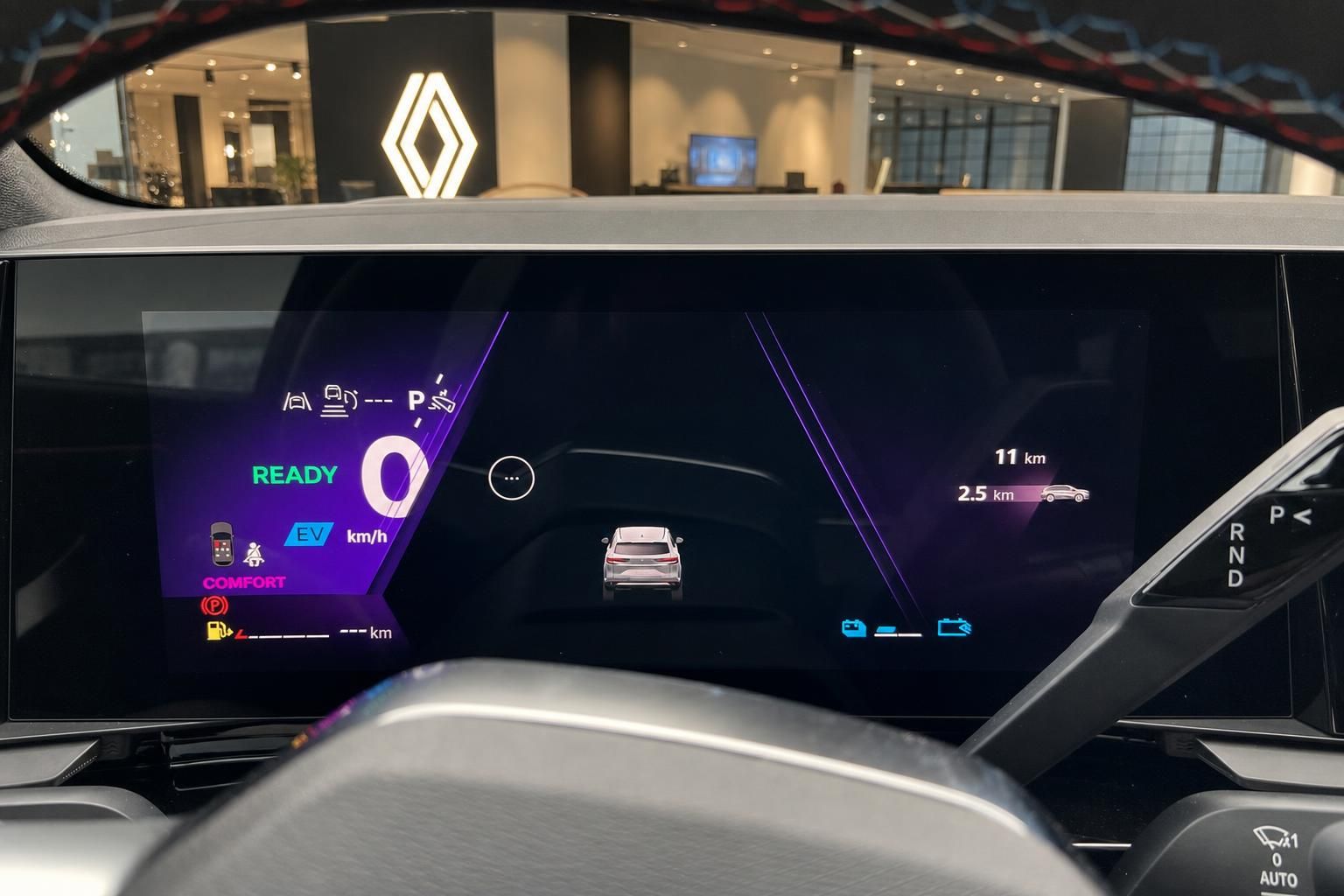 Digitales Kombiinstrument eines Renault Elektrofahrzeugs im Autohaus
