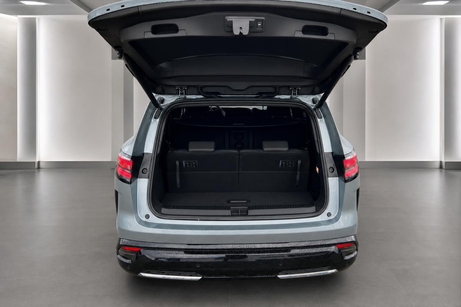 Kofferraum eines SUV mit geoeffneter Heckklappe und umgeklappten Sitzen