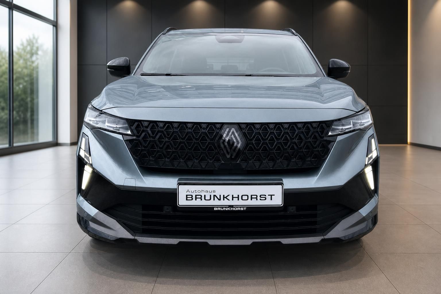 Renault SUV Frontansicht mit markantem Kuehlergrill im Showroom