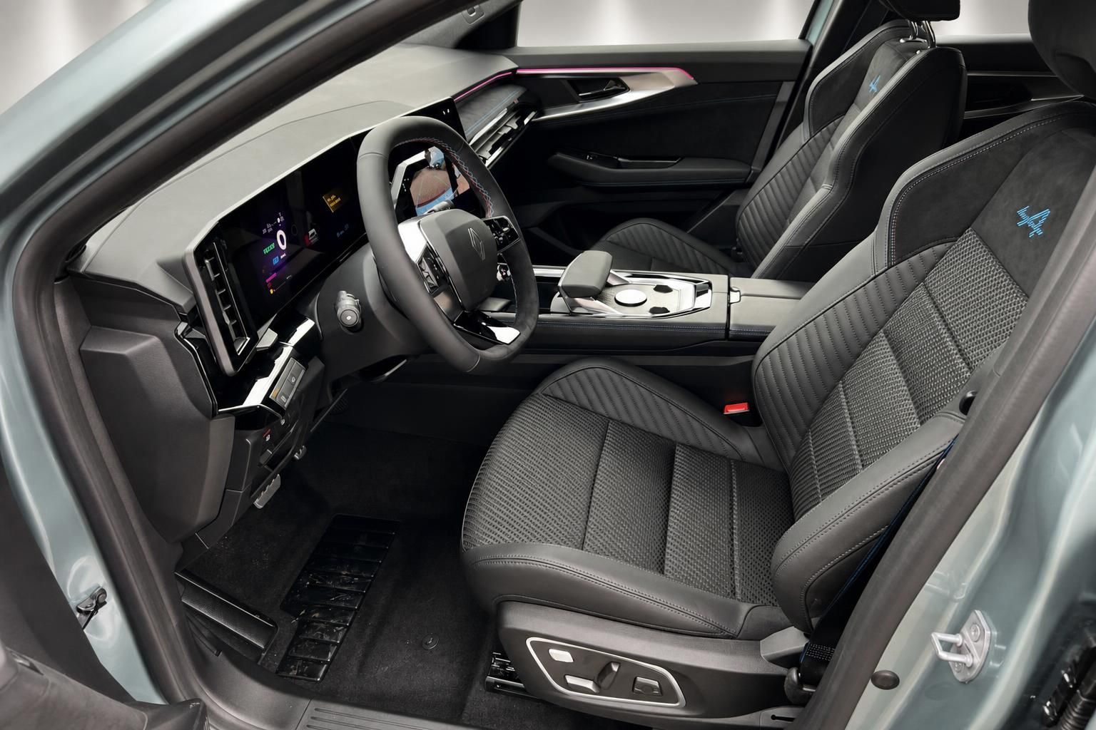 Renault Innenraum mit schwarzen Sportsitzen und Cockpit Detailansicht