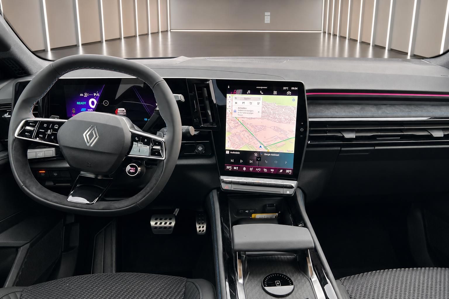 Renault Cockpit mit Lenkrad und Touchscreen Navigation im Detail