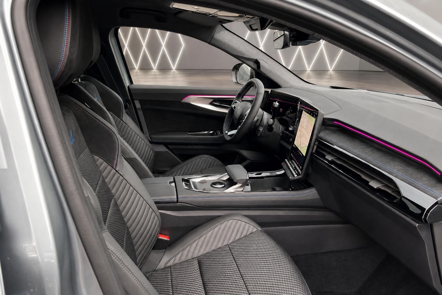 Fahrzeuginnenraum mit Vordersitzen und modernem Cockpit
