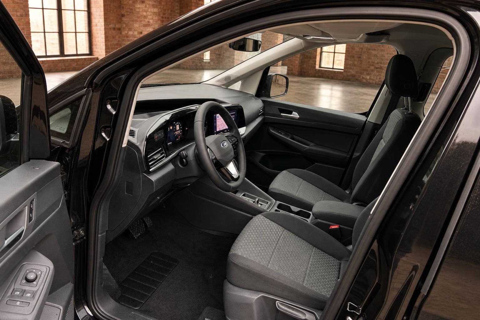 Ford Tourneo Connect Innenraum Fahrerseite mit Lenkrad Cockpit und Sitze in Schwarz-Grau
