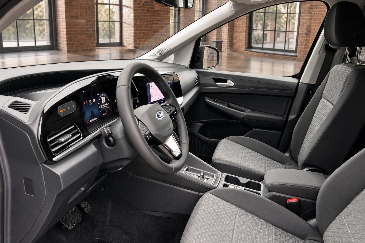 Ford Tourneo Connect Innenraum Fahrerseite mit Lenkrad, Digitaldisplay und grauen Stoffsitzen