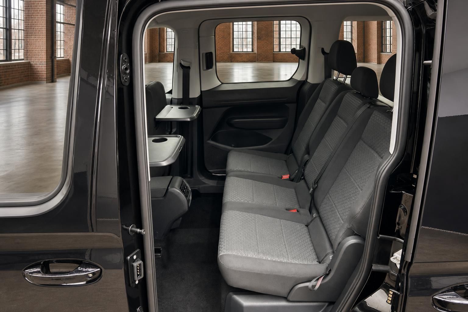 Ford Tourneo Connect Fond mit Dreisitzer-Rückbank, Klapptischen und geöffneter Schiebetür