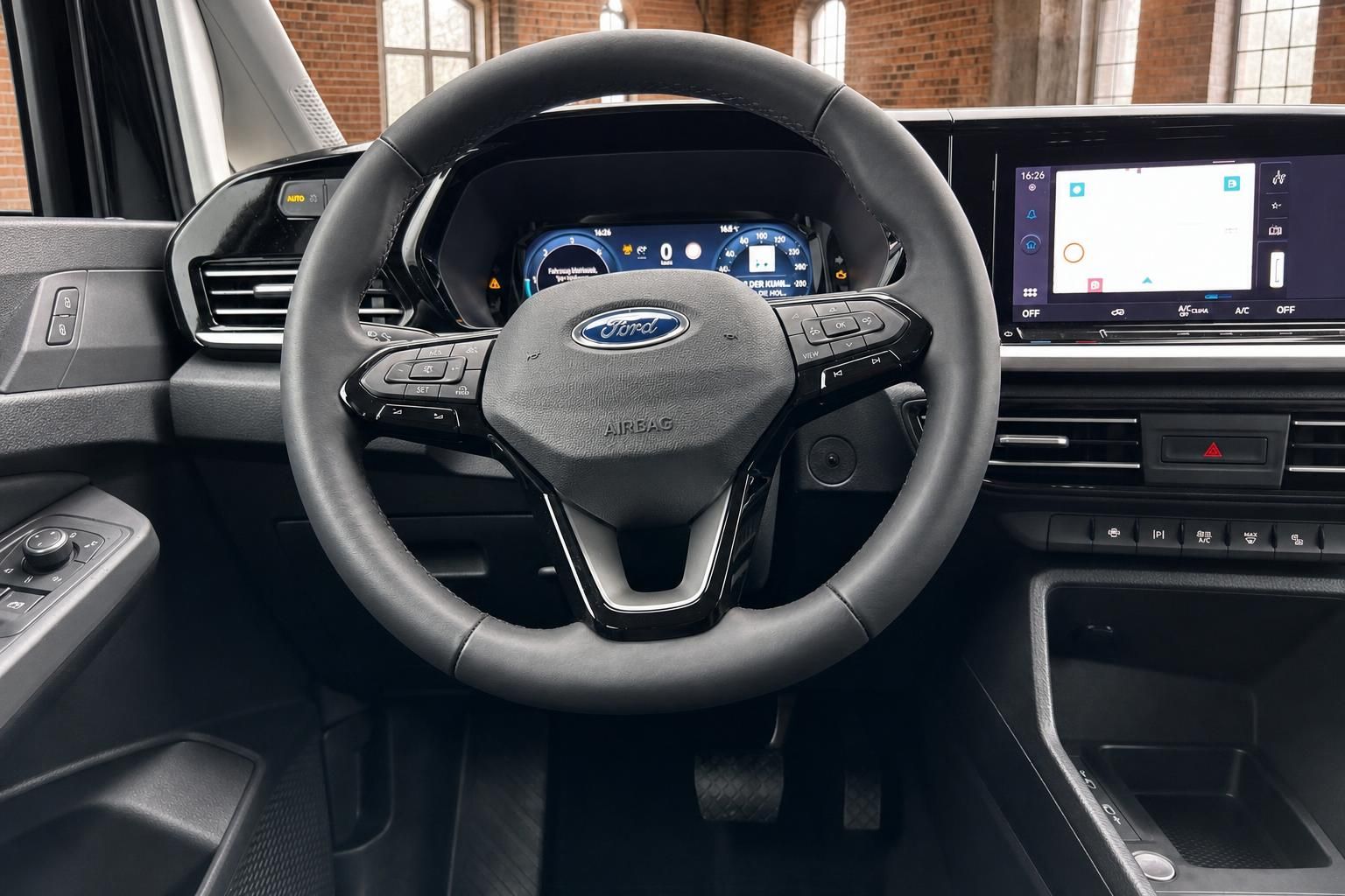 Ford Tourneo Connect Lenkrad-Nahaufnahme mit Ford-Logo, digitales Cockpit und Infotainment-Display