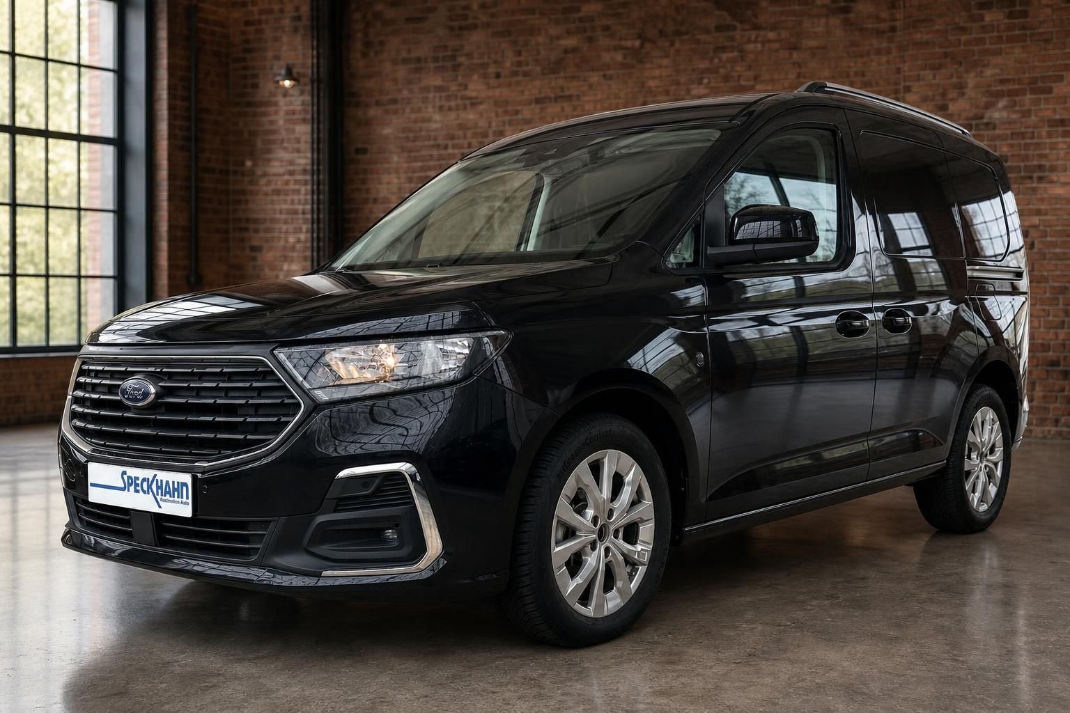 Ford Tourneo Connect schwarz Frontansicht schräg rechts in Industriegebäude
