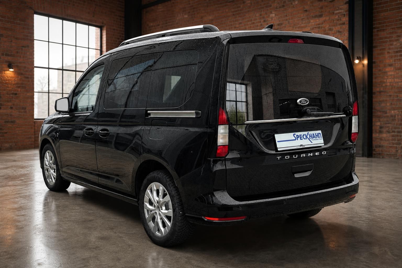 Ford Tourneo Connect schwarz Heckansicht schräg links in Industriehalle