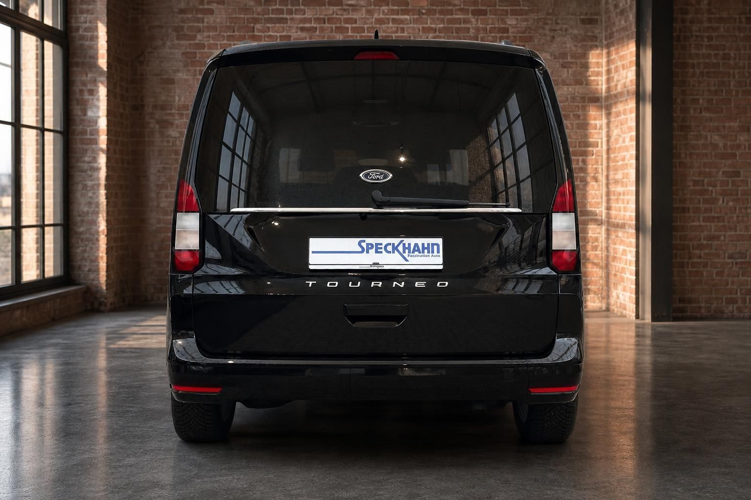 Ford Tourneo Connect schwarz direkte Heckansicht in Industriehalle