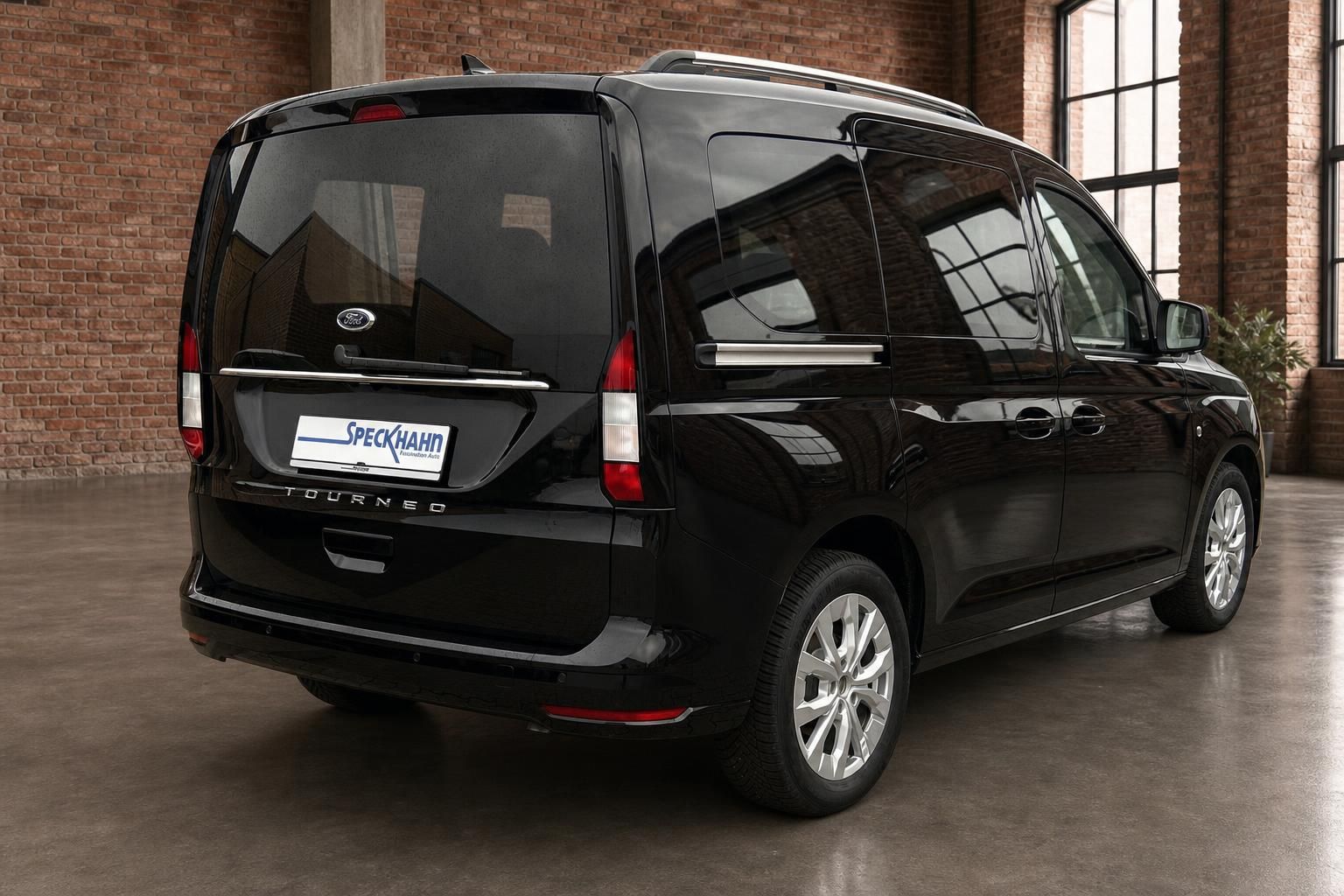Ford Tourneo Connect schwarz Heckansicht schräg rechts in modernem Showroom