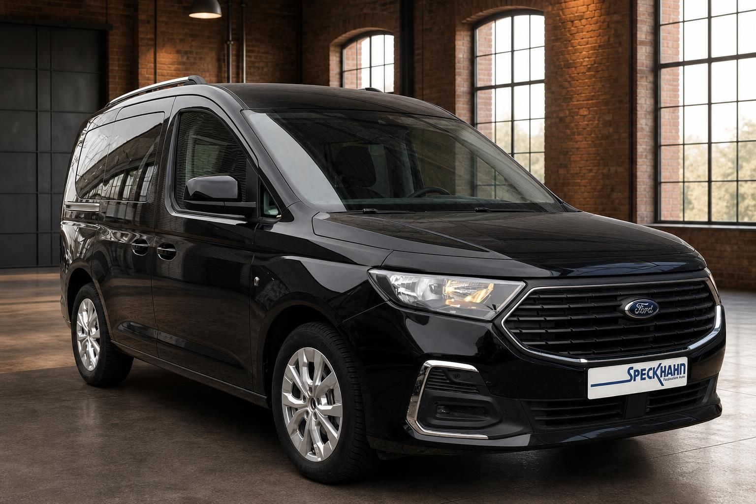 Ford Tourneo Connect schwarz Frontansicht schräg links in industriellem Showroom