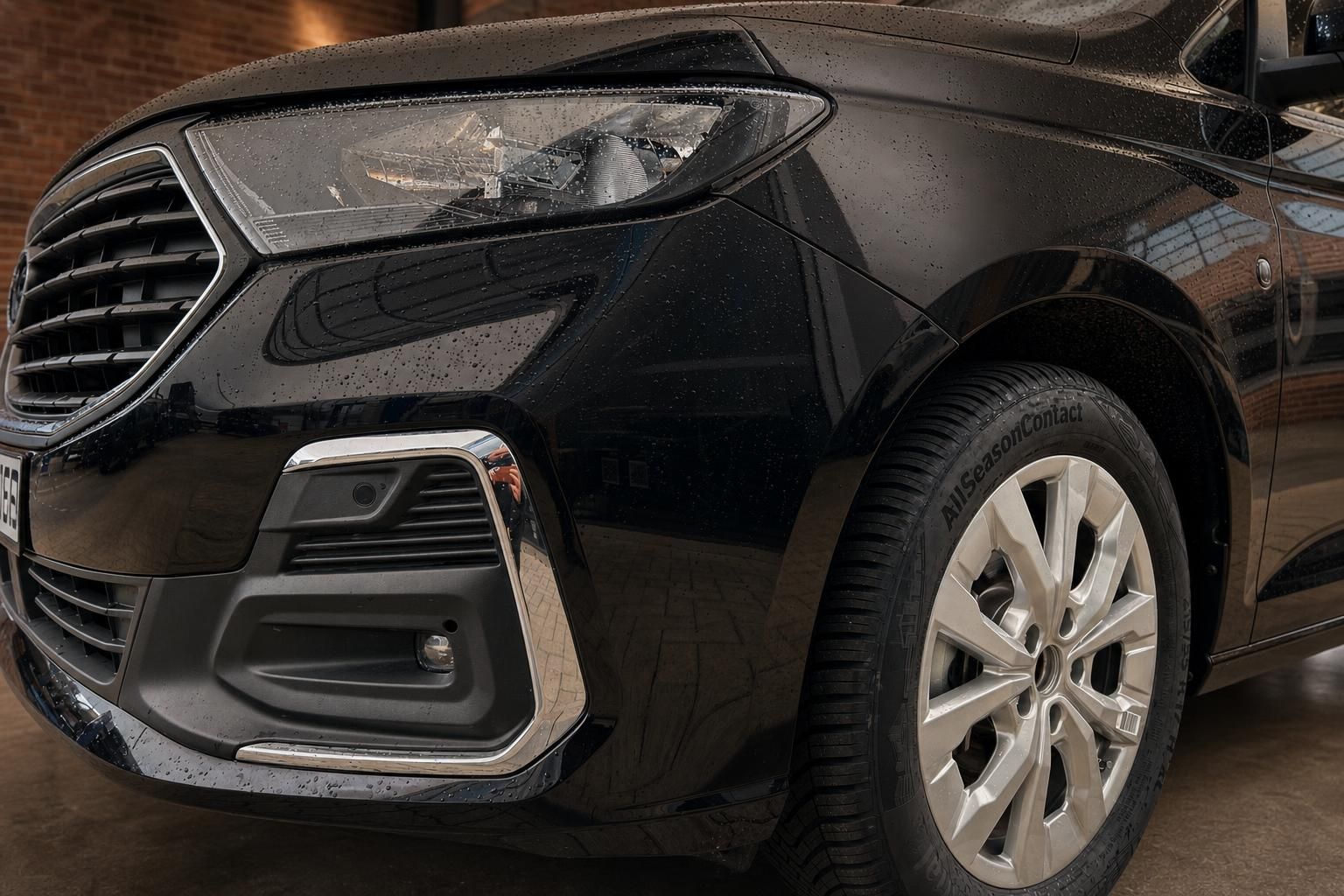 Ford Tourneo Connect schwarz Detailaufnahme Frontscheinwerfer Stoßstange und Alufelge