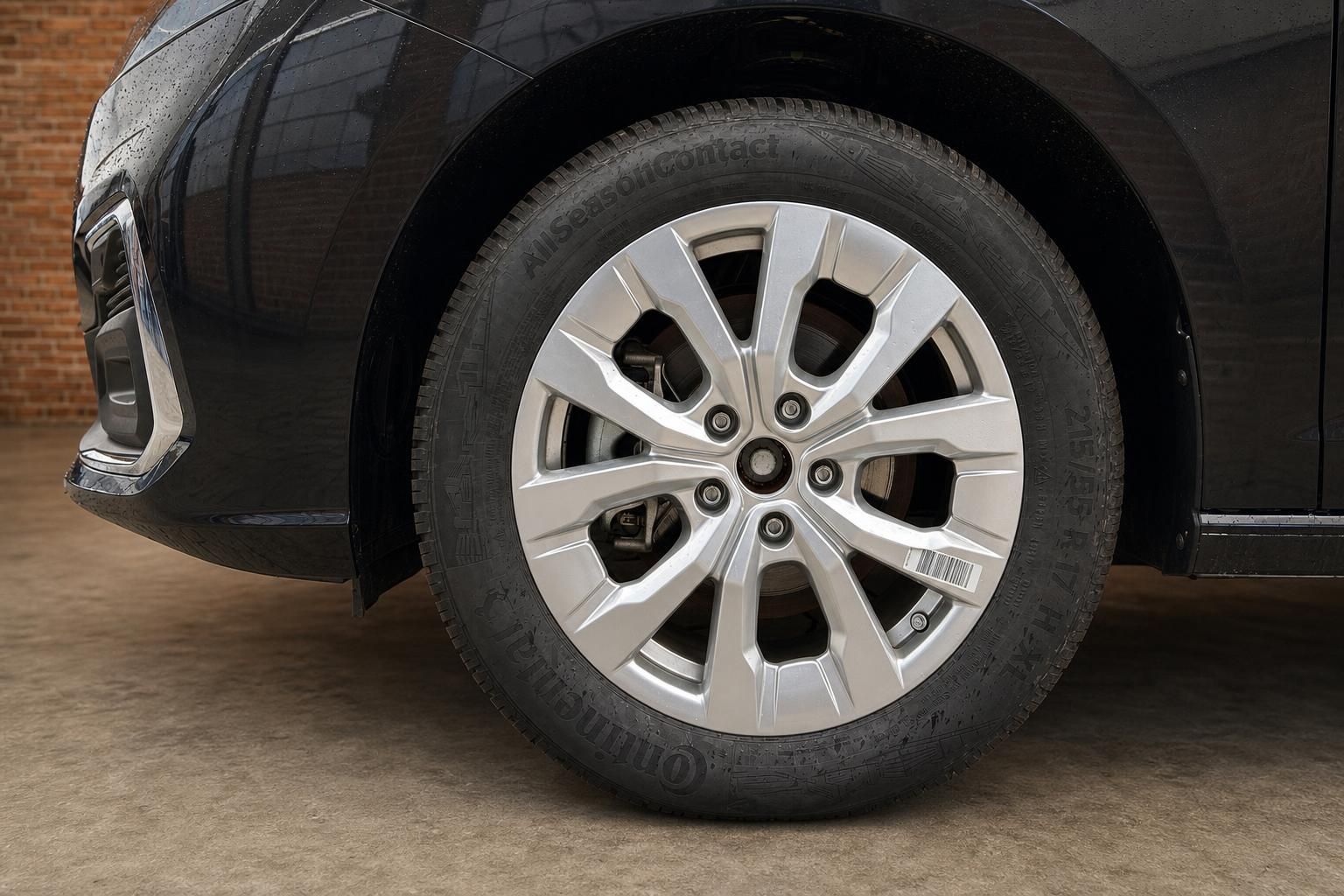 Schwarzes Fahrzeug Detailaufnahme Alufelge mit Continental AllSeasonContact Reifen