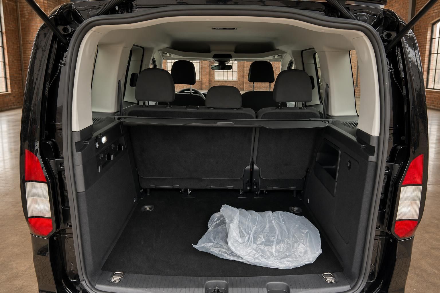 Ford Tourneo Connect Kofferraum geöffnet mit Blick auf Laderaum und Rücksitze