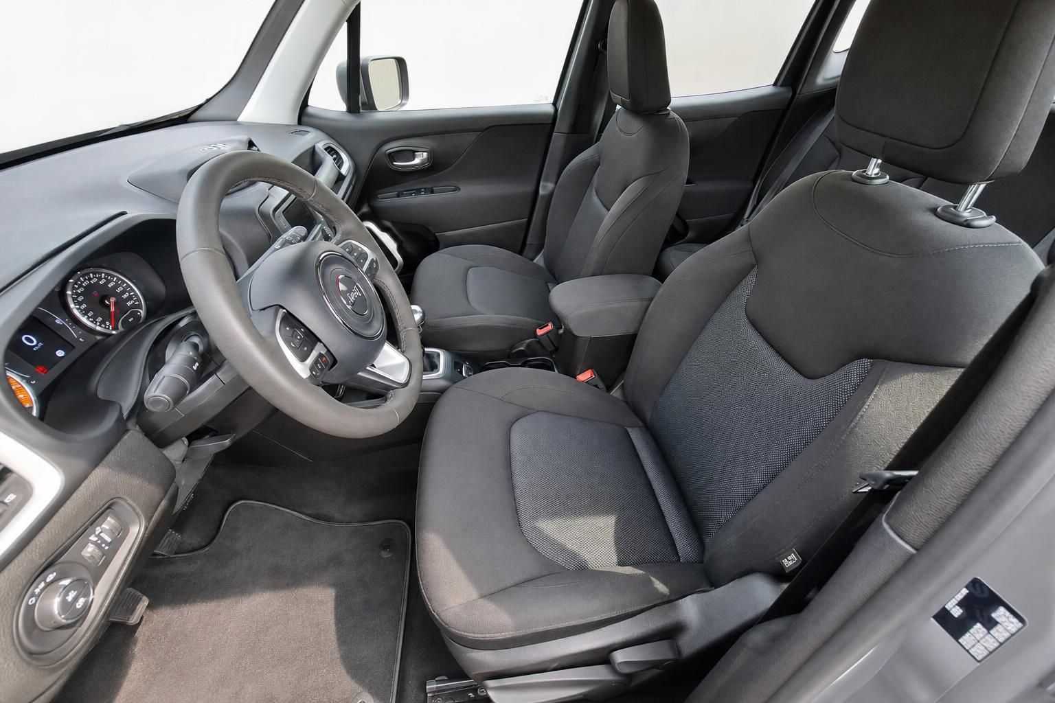 Jeep Renegade Innenraum mit schwarzen Stoffsitzen