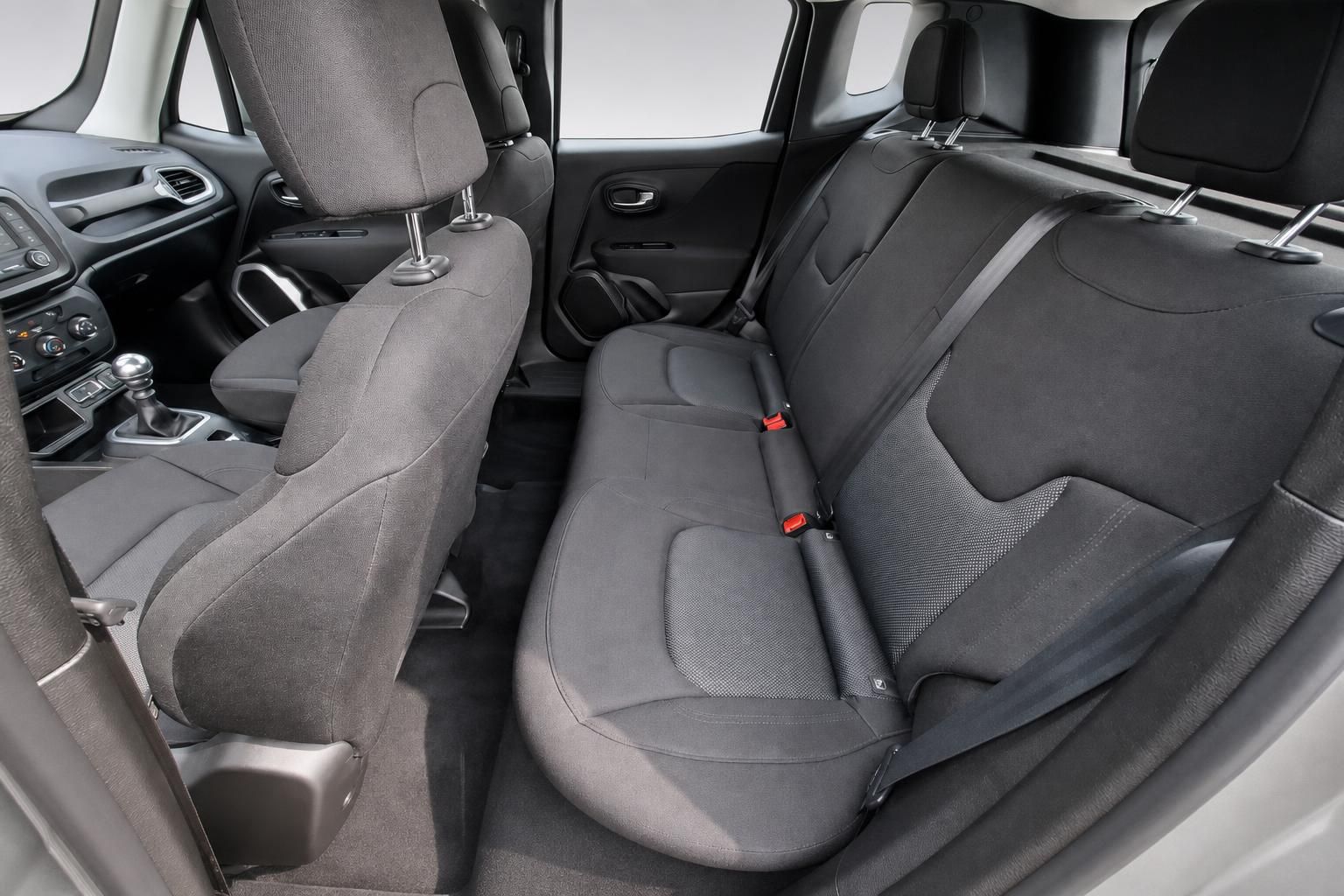 Innenraum Jeep Renegade mit Rücksitzbank und Blick auf Fondbereich
