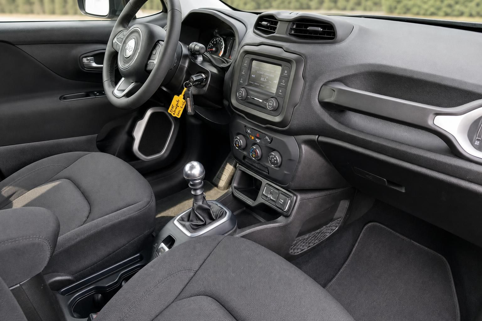 Cockpit und Mittelkonsole eines Jeep Renegade mit Schaltgetriebe