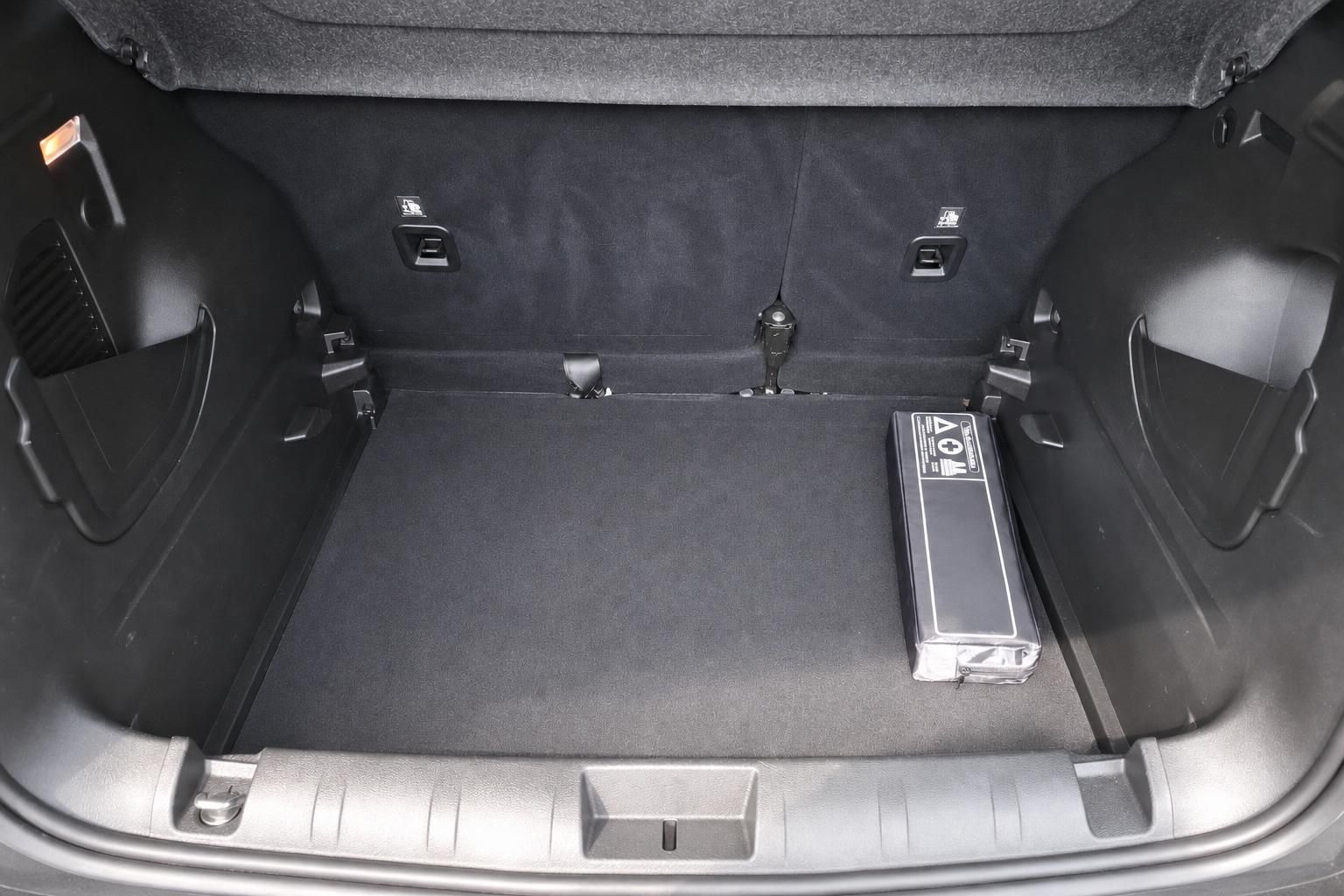 Kofferraum eines Jeep mit umklappbaren Sitzen und Verbandskasten