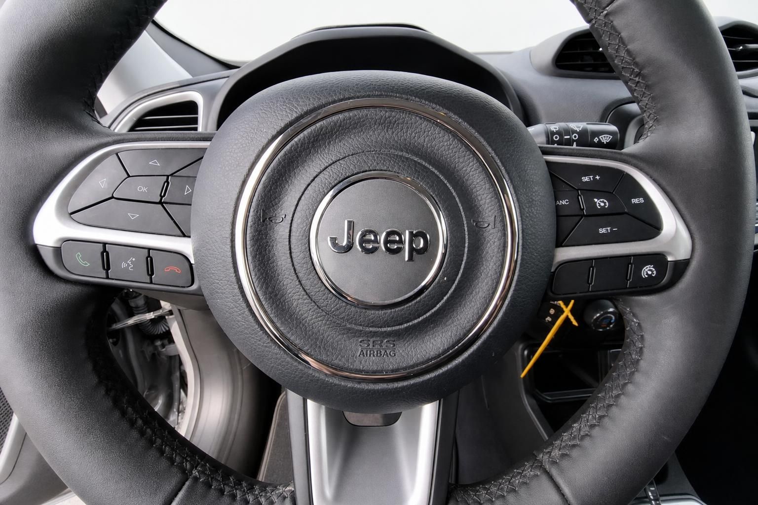 Lenkrad mit Jeep-Logo und Multifunktionstasten im Detail