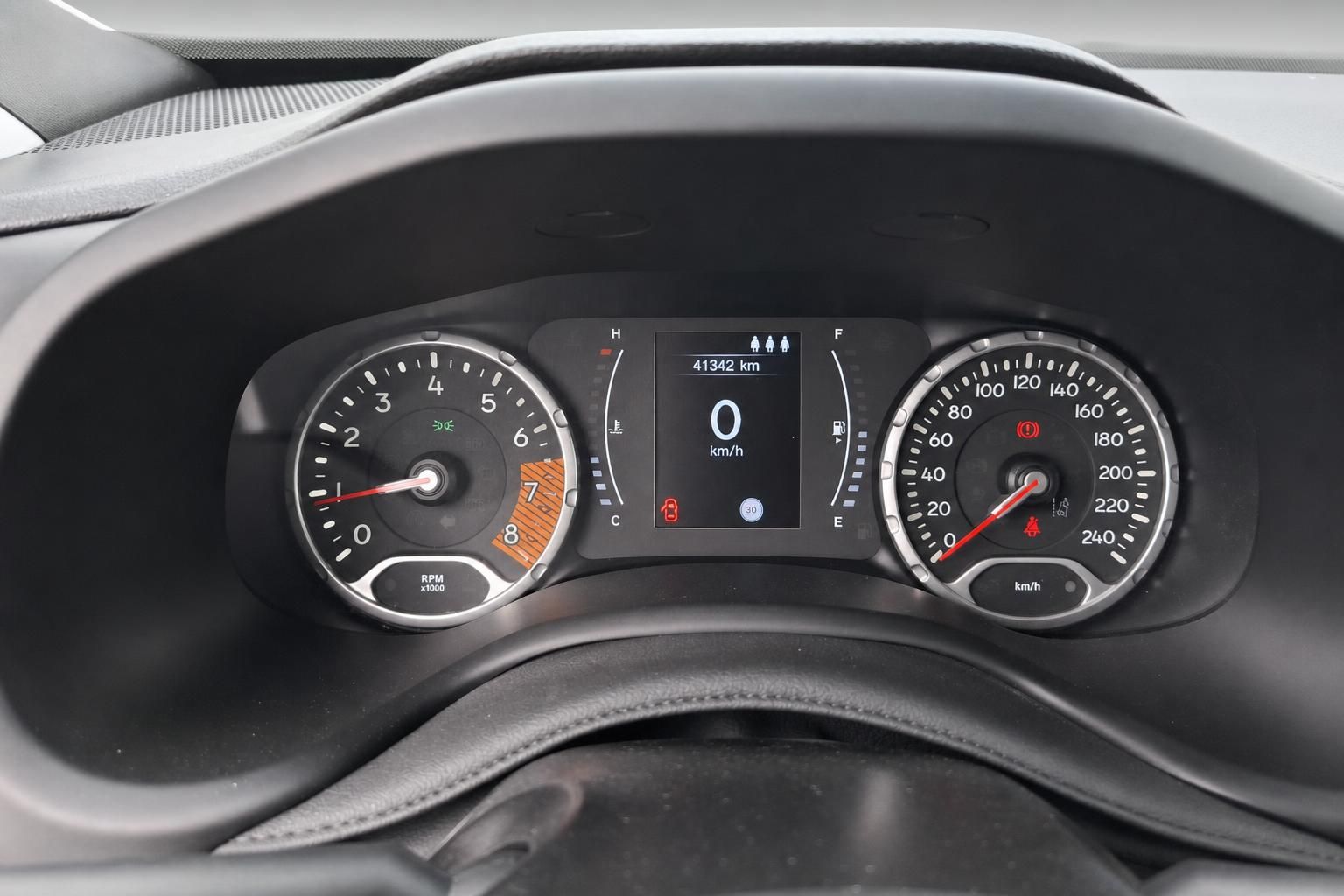 Tacho und Kombiinstrument eines Jeep mit 41342 km Laufleistung
