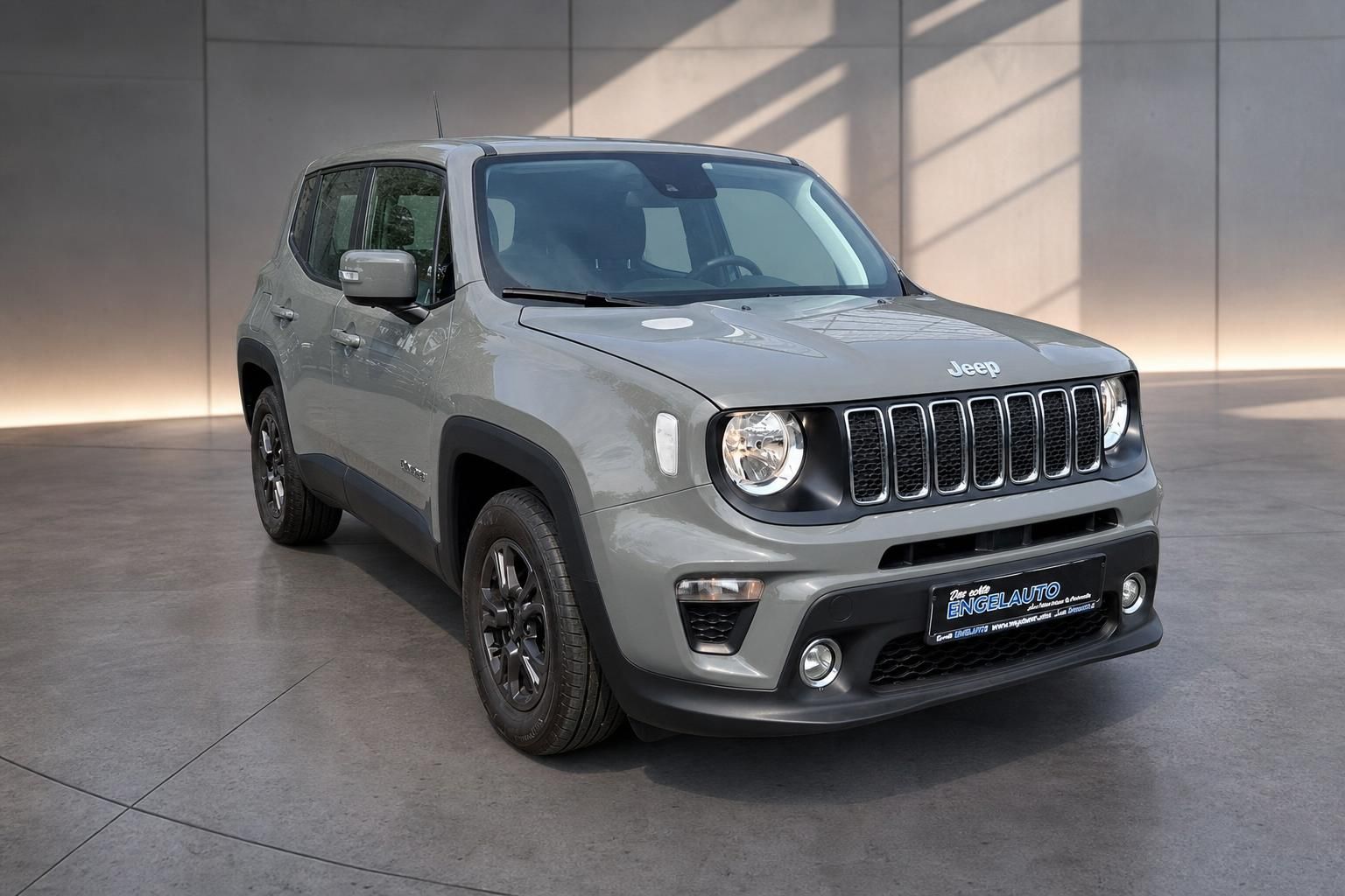 Jeep Renegade in Grau, Frontperspektive im modernen Showroom