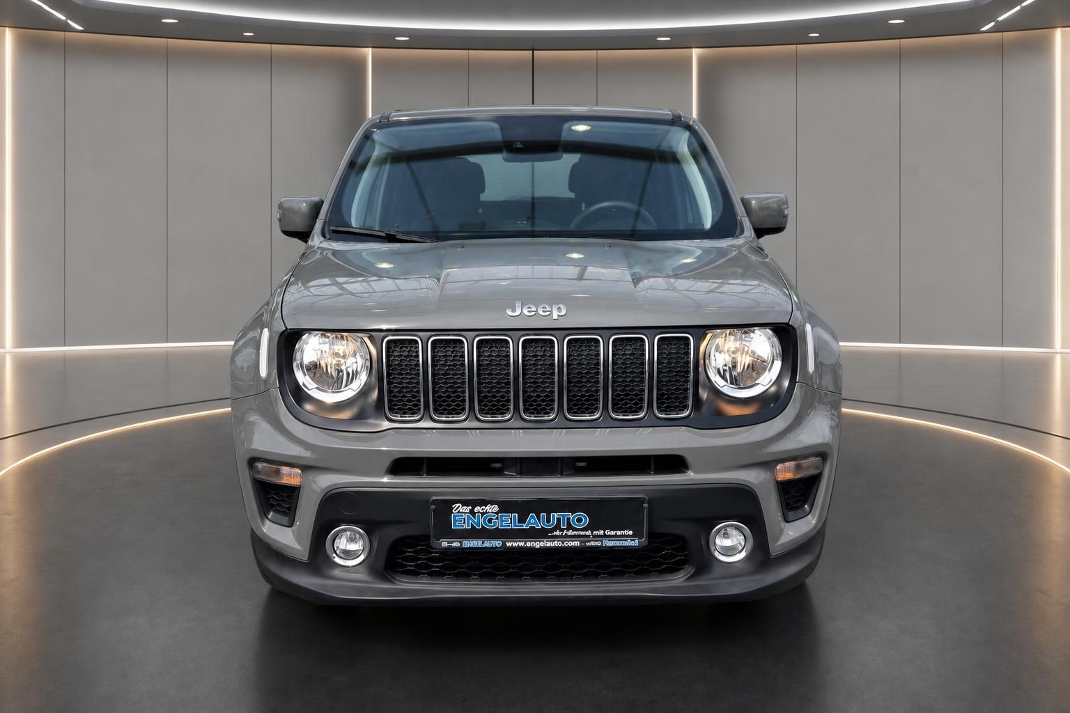 Jeep Renegade grau, direkte Frontalansicht im Showroom
