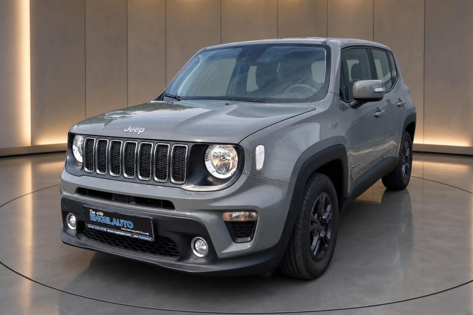 Jeep Renegade grau, Frontansicht schräg im Autohaus-Showroom