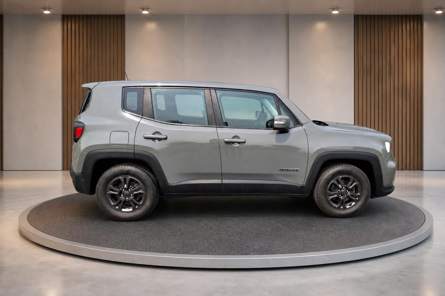 Jeep Renegade in Grau, Seitenansicht auf Drehteller im Showroom