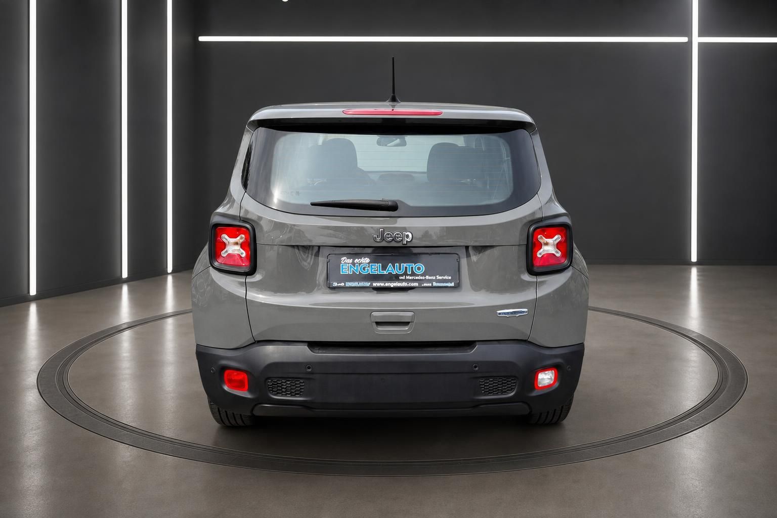 Jeep Renegade grau Heckansicht im Autohaus