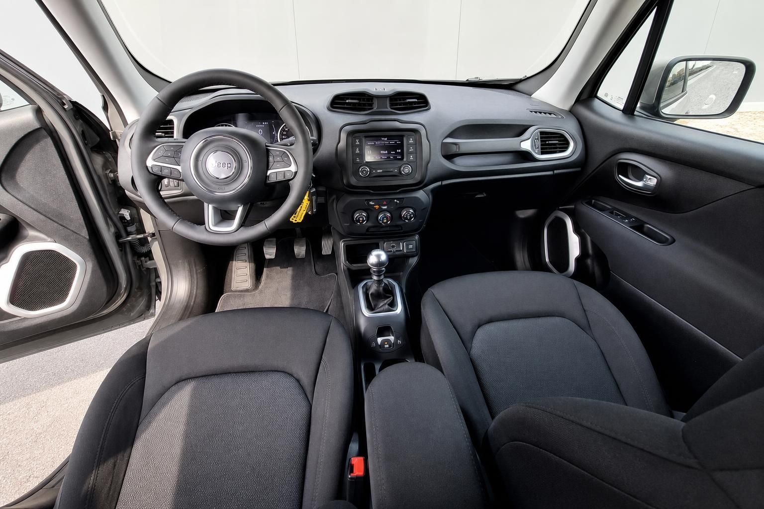 Jeep Renegade Cockpit mit Lenkrad und Schaltung